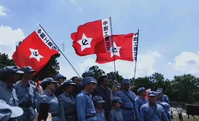 内部空间大，前后排距离合适，后备箱宽敞